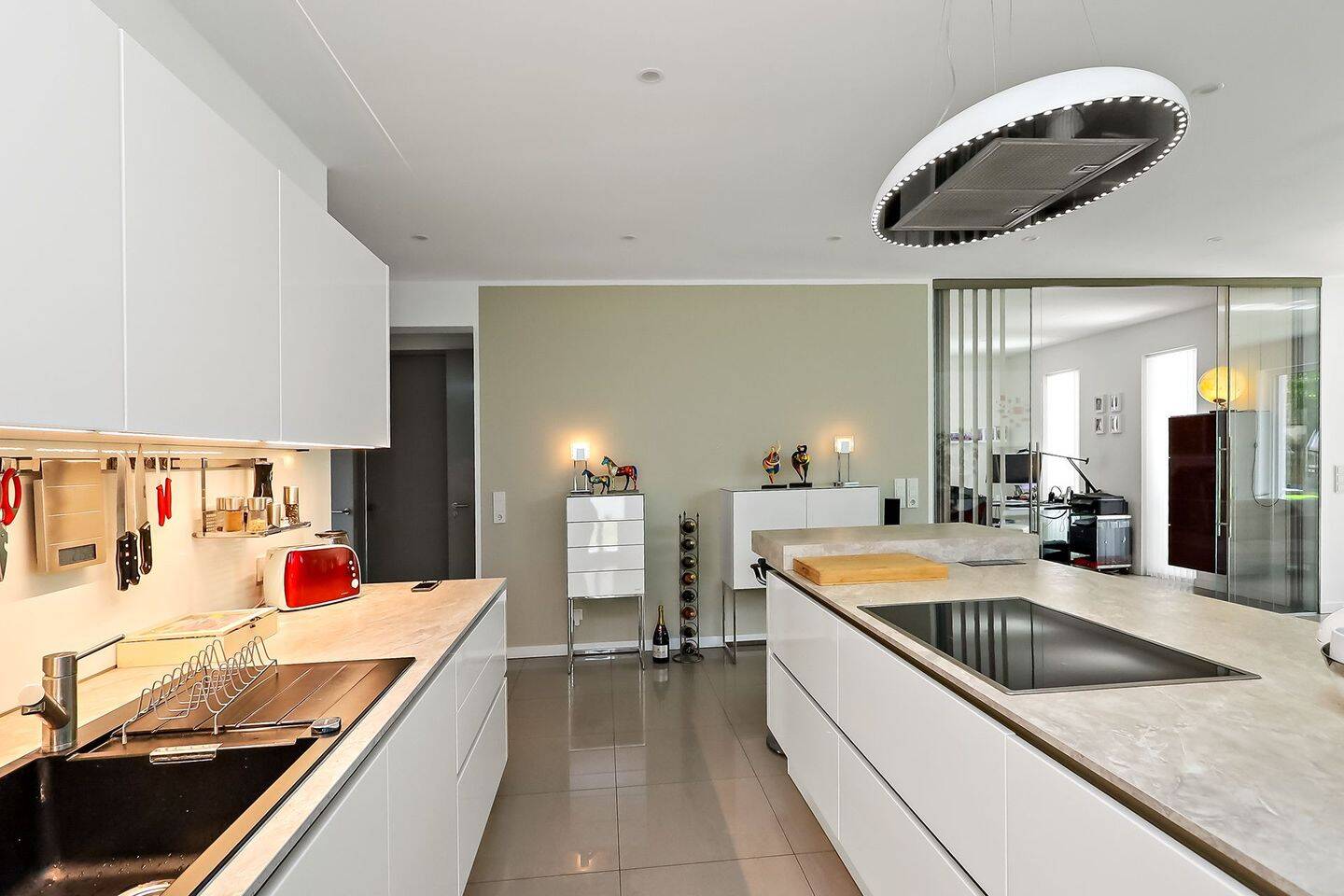 Smart wohnen, entspannt leben: Stylischer Bungalow im Grünen – Berlin – Vorschaubild 5