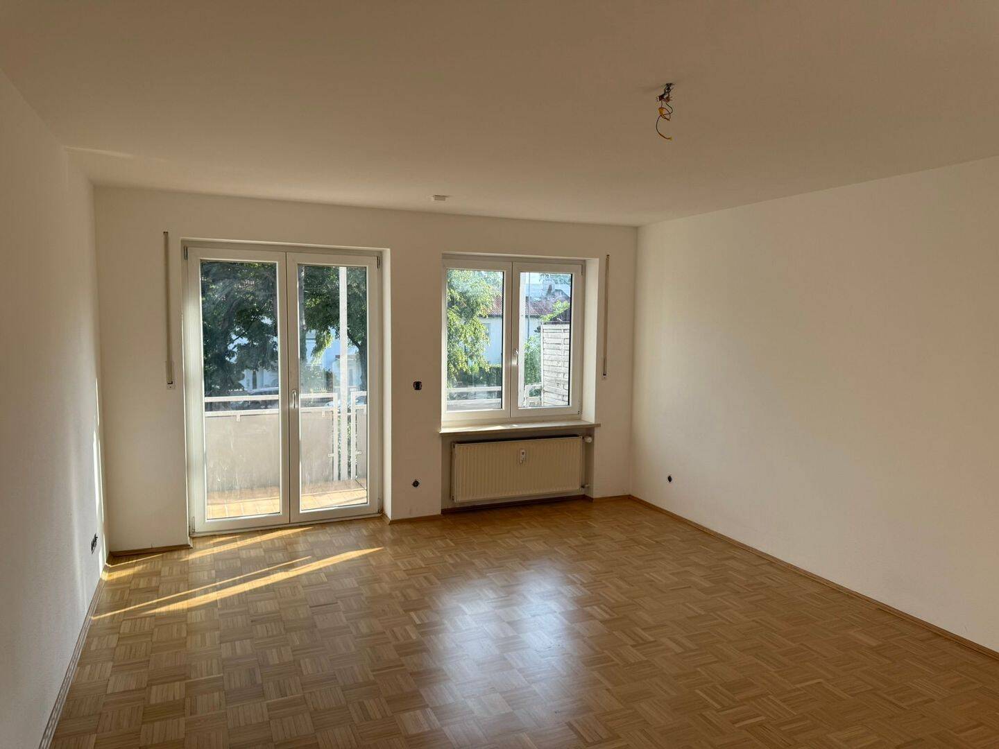Frisch renovierte 2-Zimmer-Wohnung mit Balkon // Hochwertige neue Einbauküche inkl. Geräten // Modernisierte Böden // München-Kirchtrudering – München – Vorschaubild 2