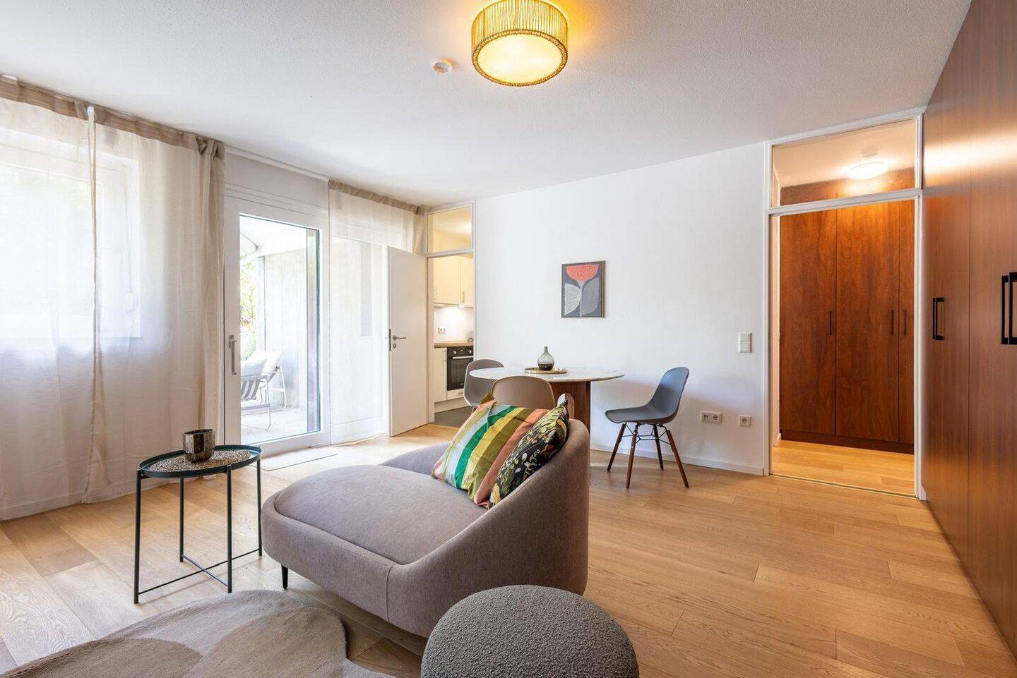 Neu möblierte, ruhige Terrassenwohnung inkl. Schwimmbad im Haus – München – Vorschaubild 9