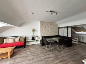 Voll möblierte 2-Zimmer-Dachgeschosswohnung mit Dachterrasse und PKW-Stellplatz in Köln-Pesch – optional mit Büro-/Hobbyfläche und Garten – 50767 Köln – Vorschaubild 2