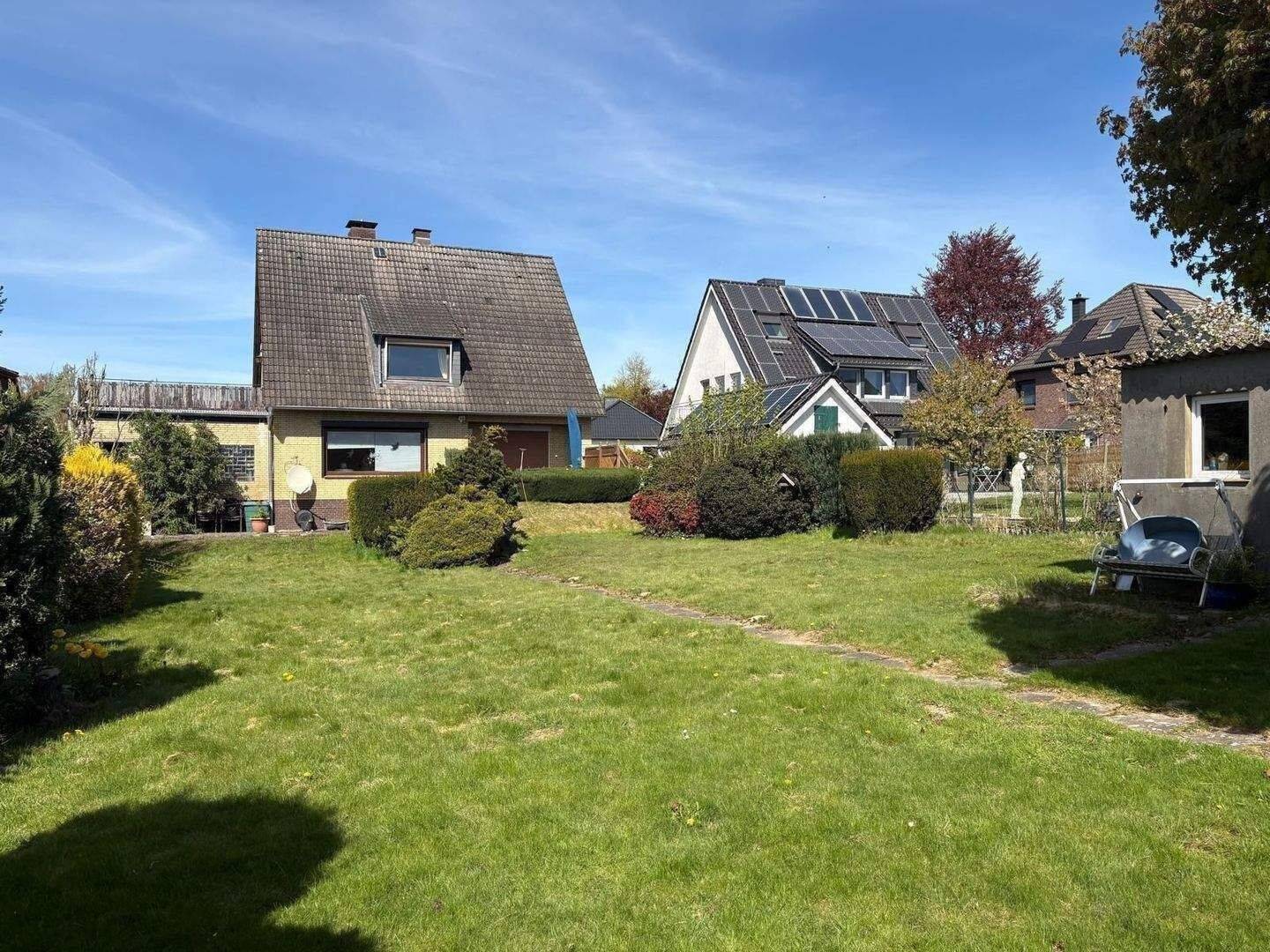 Offen für faire Preisgespräche +++ Attraktives Mehrfamilienhaus mit zwei Wohneinheiten in sonniger Lage mit unverbaubarem Blick – Hamburg – Bild 1 von 9
