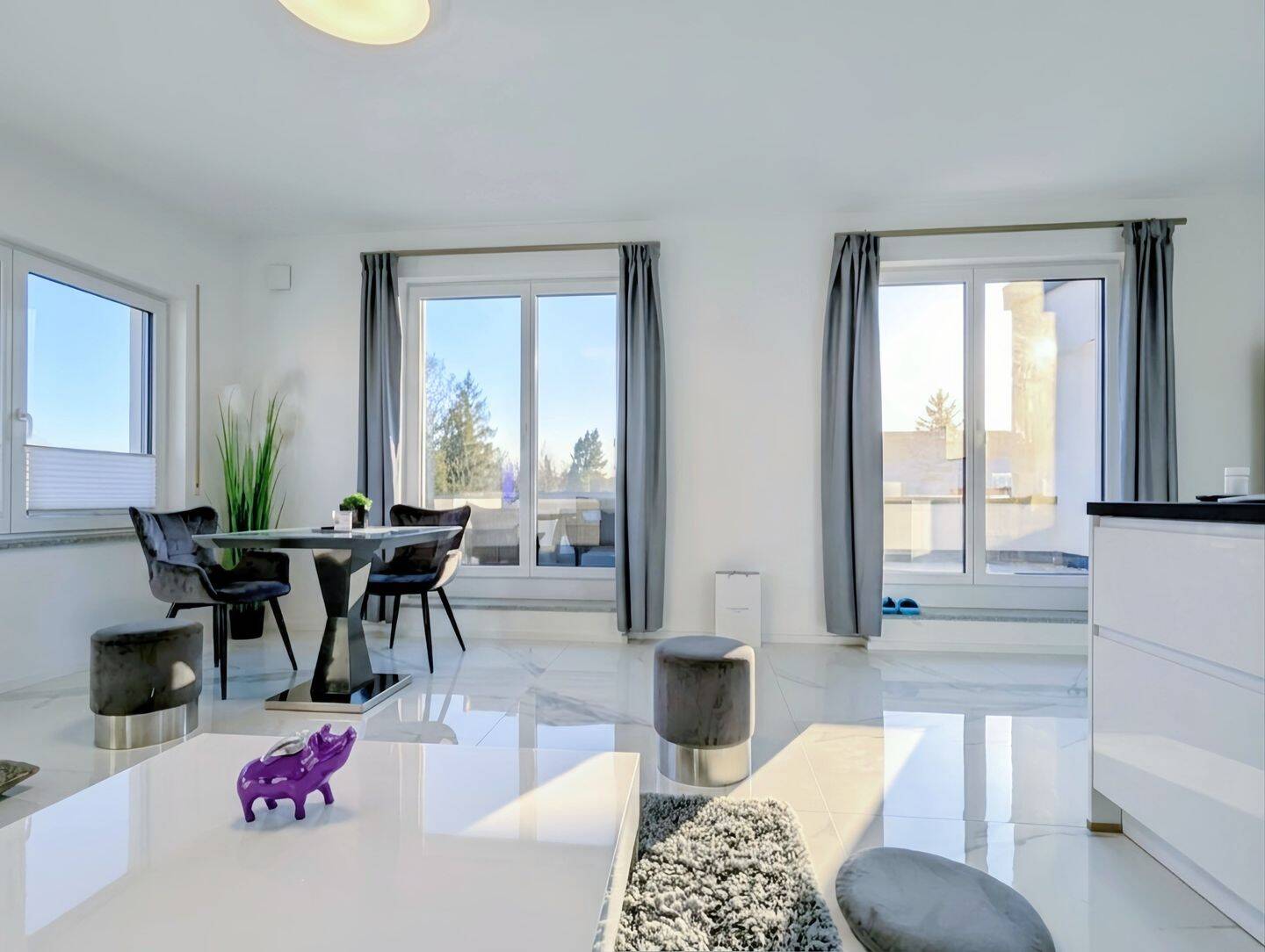 Moderne voll möblierte 2-Zimmer-Wohnung mit Tiefgarage, Dachterrasse & Garten in München Nord – München – Vorschaubild 2