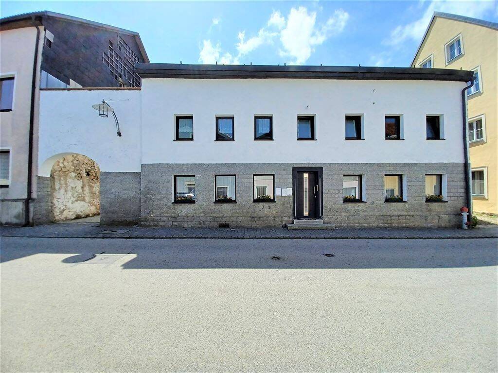 7% Rendite! Renditestarkes Mehrfamilienhaus mit Entwicklungsmöglichkeiten – Wegscheid – Bild 1 von 9