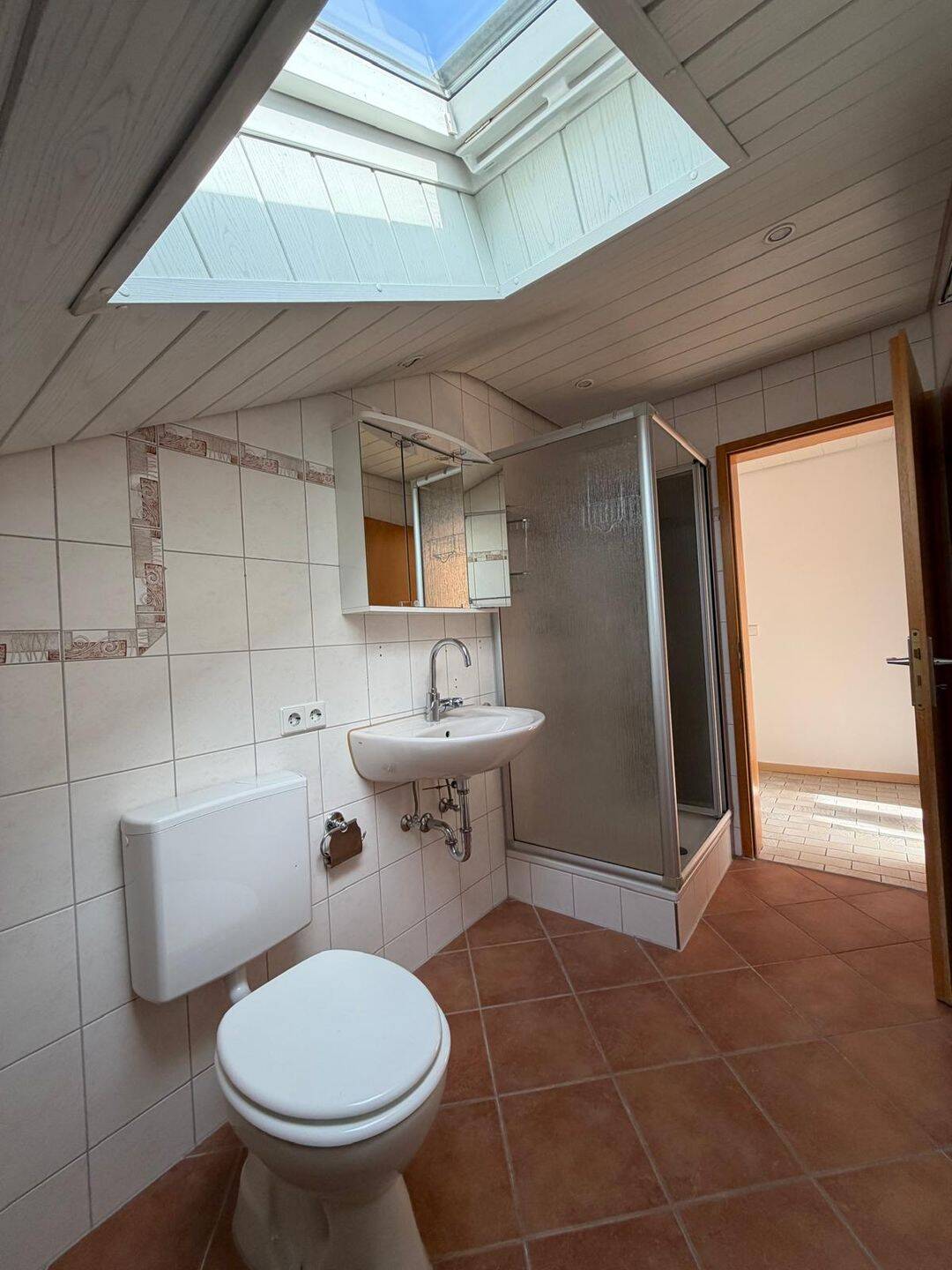 Ruhige 2,5-Zimmer-Dachgeschosswohnung mit Balkon und Weinbergblick in Obersulm-Affaltrach – Obersulm – Vorschaubild 7