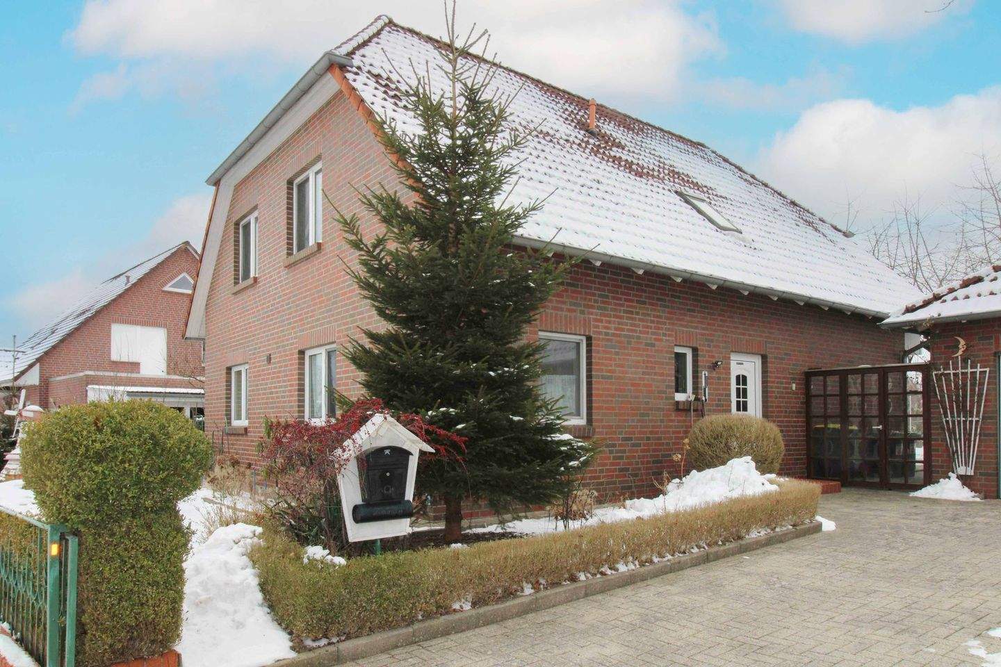 Viel Raum für Ideen - Einfamilienhaus mit Garten, PV-Anlage & Doppelgarage – Südheide – Bild 1 von 9