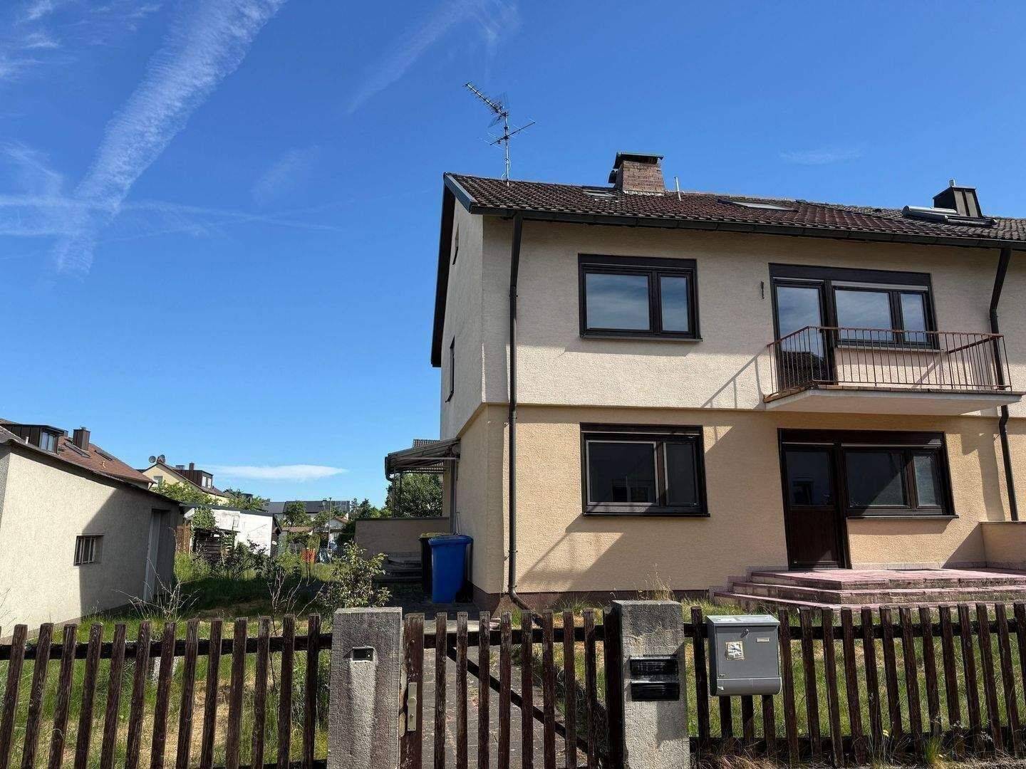 Doppelhaus mit zwei Wohneinheiten, Ideal für Familien mit Platzbedarf oder Kapitalanleger, mit 569 m² Grundstück, mit Garage und Gartenhaus – Nürnberg – Vorschaubild 2