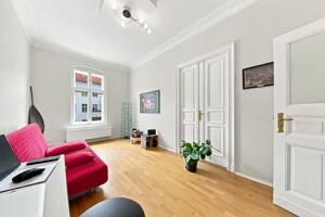 Stilvolle 3-Zimmer-Altbauwohnung mit Kamin & Balkon nahe dem Kurfürstendamm – 14057 Berlin – Vorschaubild 2