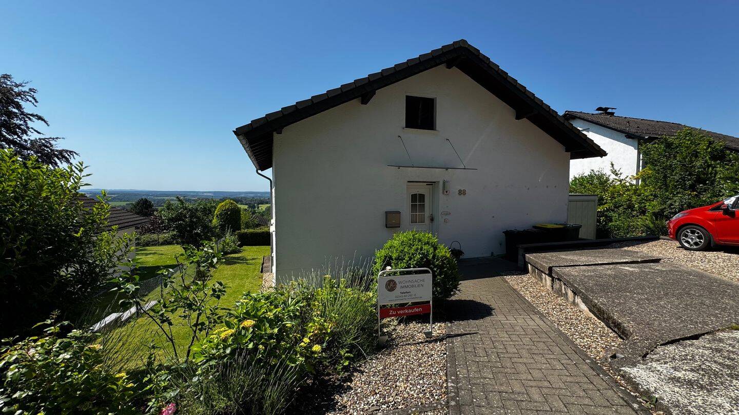 Fernblick inklusive - gepflegtes Einfamilienhaus mit Garten und zusätzlichem Grundstück – Much – Bild 1 von 9