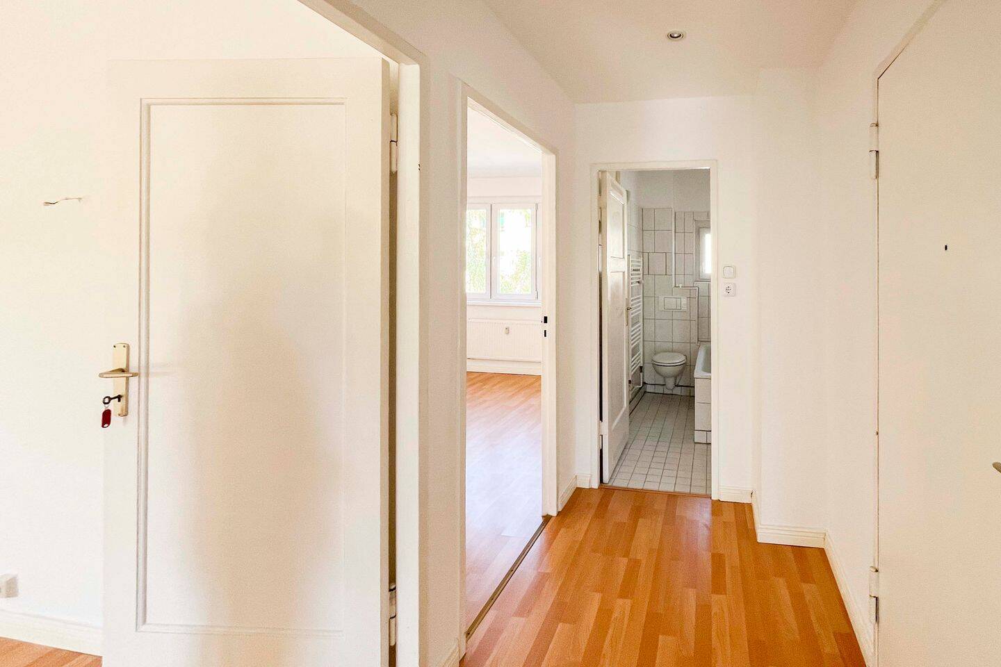 Charmante 2-Zimmer-Wohnung mit sonnigem Balkon und grünem Ausblick – Berlin – Vorschaubild 8