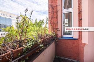IMMOBERLIN.DE - Charmante Altbauwohnung mit Balkon in exzellentem Zustand am Park – 10967 Berlin – Vorschaubild 4