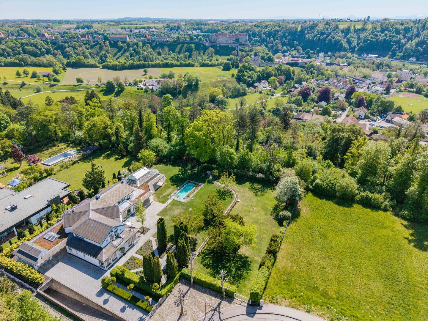 EXKLUSIVE PREMIUM-VILLA IN BESTLAGE ! BURGBLICK - HALLENBAD - TIEFGARAGE - SPA - – Burghausen – Bild 1 von 9