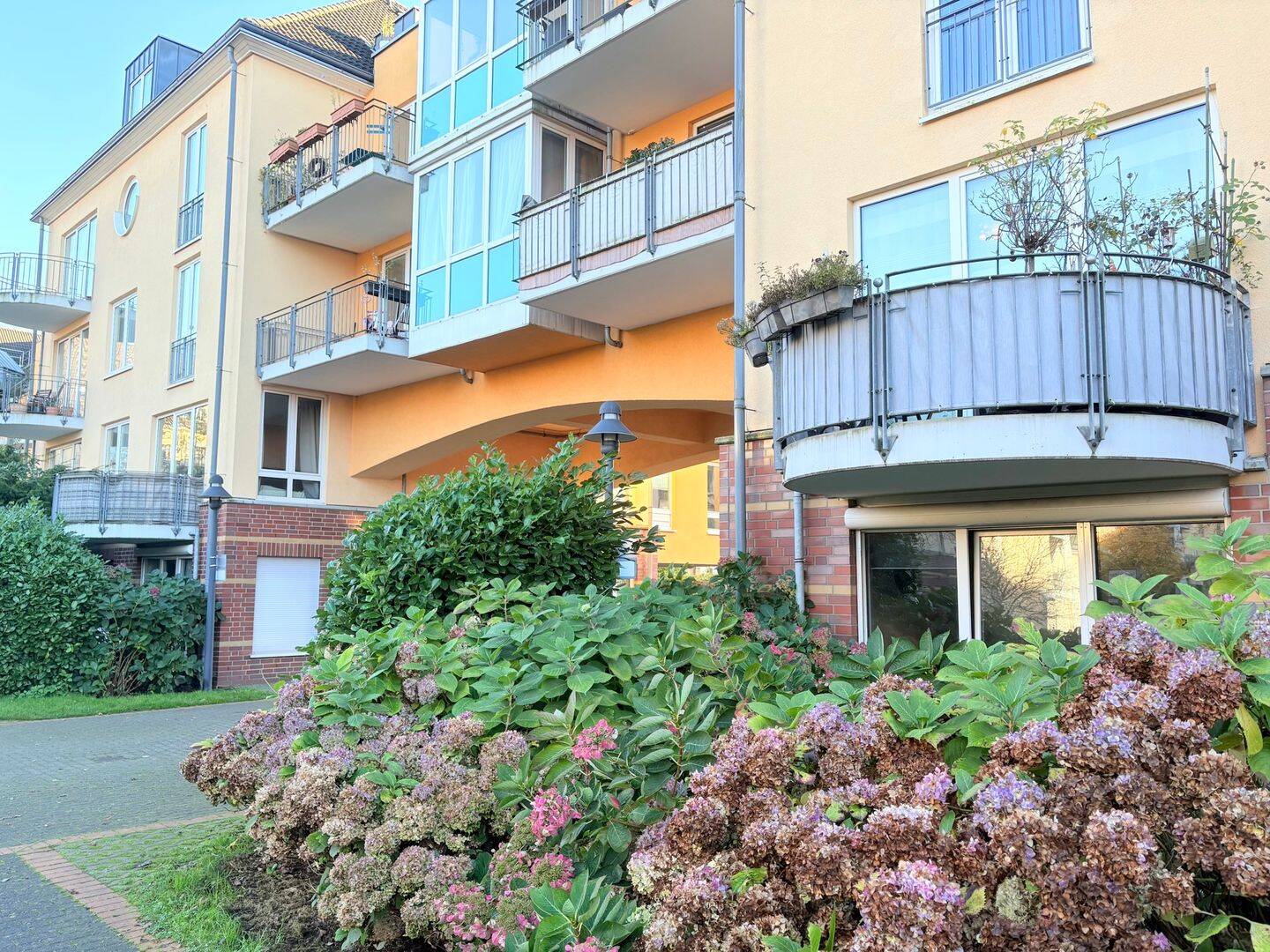 Leerstehende 2-Zimmer-Wohnung mit Sonnenbalkon und TG-Stellplatz in Rheinlage auf Erbbaugrundstück – Düsseldorf – Vorschaubild 2