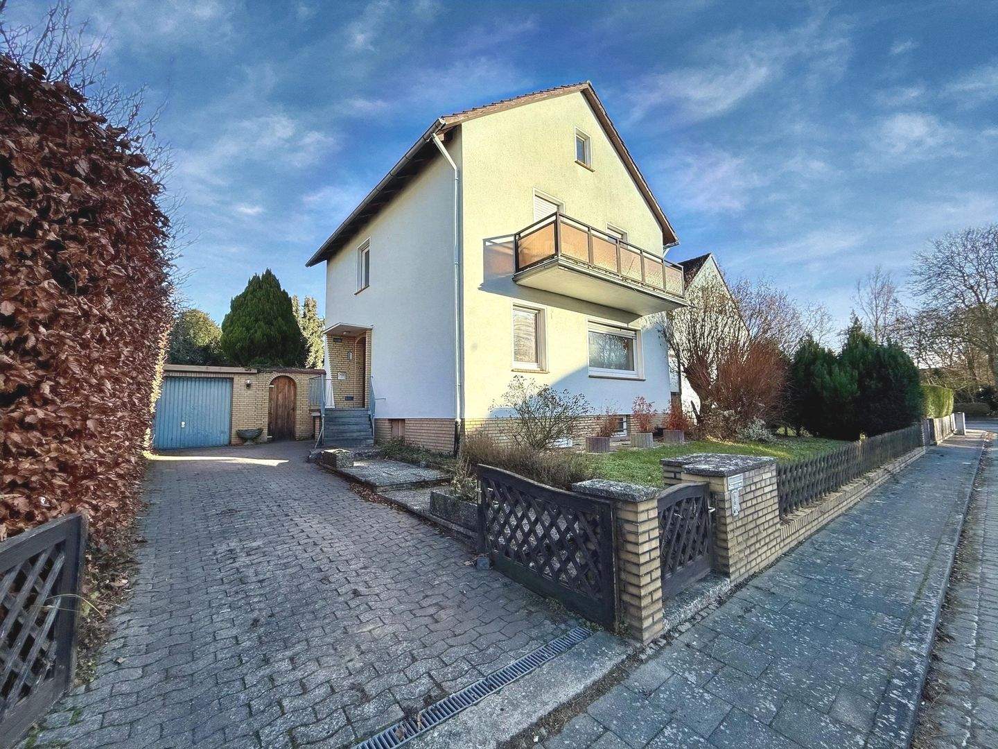 Einfamilienhaus mit 2 Vollgeschossen, Wintergarten, Keller und Garage in ruhiger Lage mit guter Verkehrsanbindung – Pattensen – Bild 1 von 9
