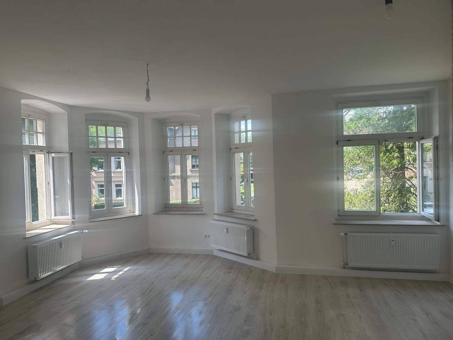 Erstbezug Schlosschemnitz- sanierte 4-Zimmer Wohnung, Balkon, Glasdusch, Erker, nähe Klinikum -Bushaltestelle vor der Türe – Chemnitz – Vorschaubild 3