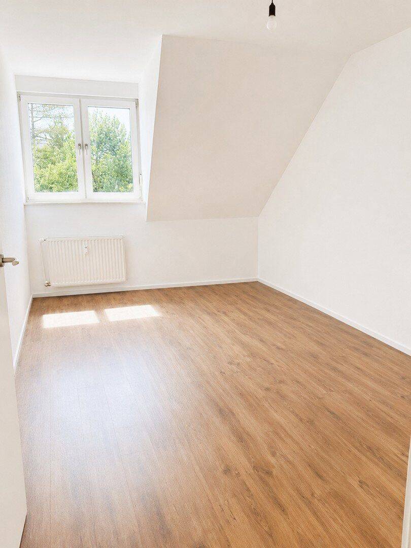 Exklusives Wohnen auf zwei Ebenen - moderne 5-Zimmer-Maisonette mit Balkon & eigener PV-Anlage – Dinslaken – Vorschaubild 4