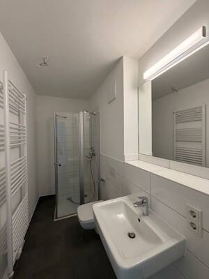 Lichtdurchflutete 3-Raum-Wohnung mit Einbauküche und Terrasse – 1067 Dresden – Vorschaubild 5