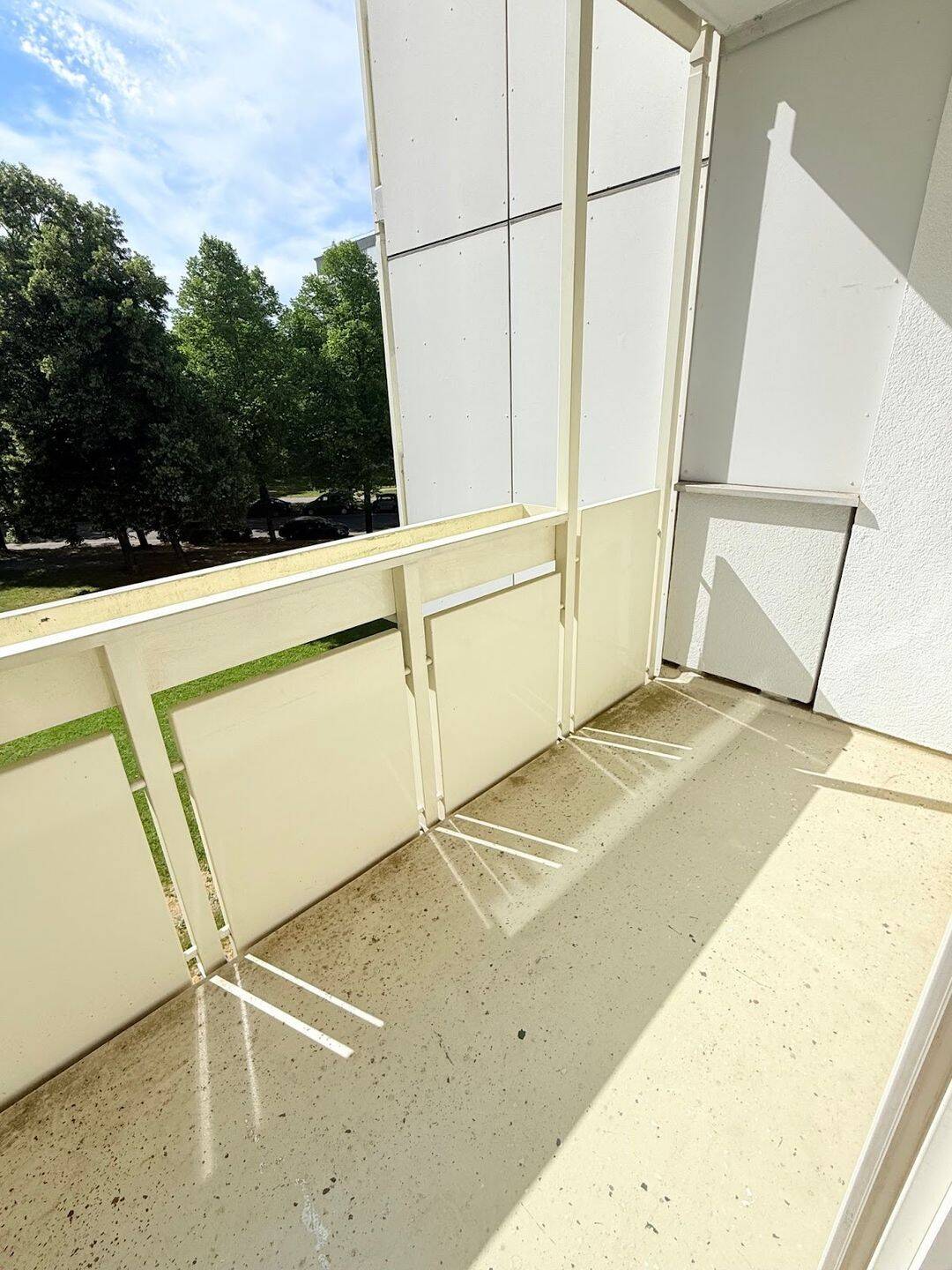 Lichtdurchflutete 3-Zimmer-Wohnung mit Balkon und Einbauküche – München – Vorschaubild 4