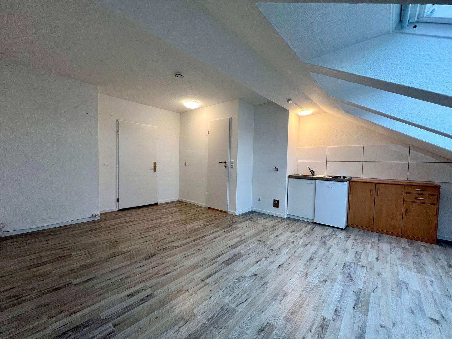 Großzügige 1-Zimmer-Wohnung Saniert mit schönem Ausblick, Aufzug, Stellplatz – Kiel – Vorschaubild 3