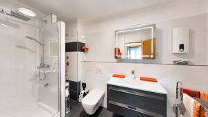 Gepflegte Zwei- bis Drei-Zimmer-Dachgeschosswohnung mit Dachloggia – 60528 Frankfurt am Main – Vorschaubild 8