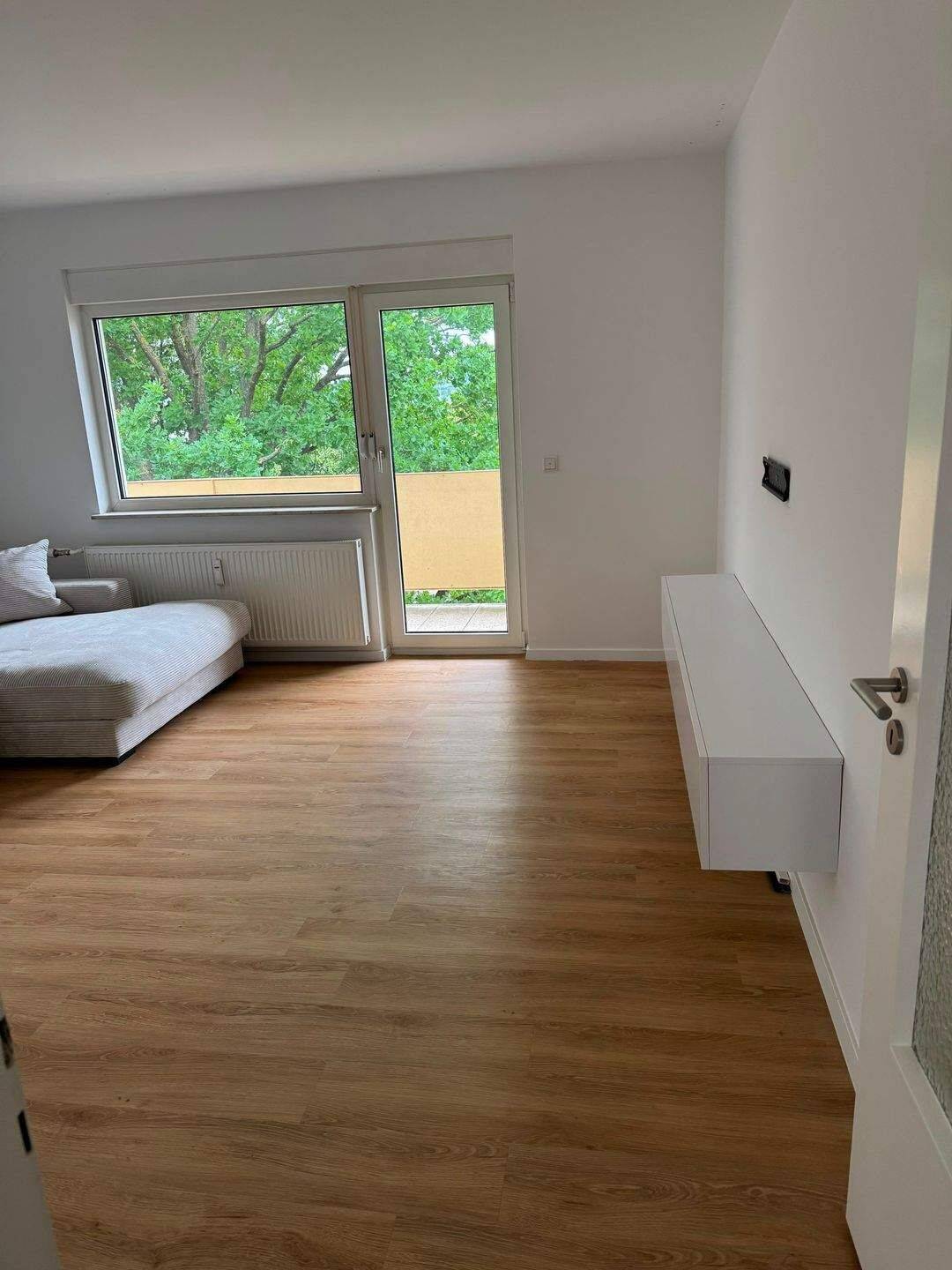 Helle und moderne 3-Zimmer-Wohnung mit Balkon und EBK in ruhiger Wohnlage im Grünen Nürberg-Ortsteil Höfen – Nürnberg – Vorschaubild 2