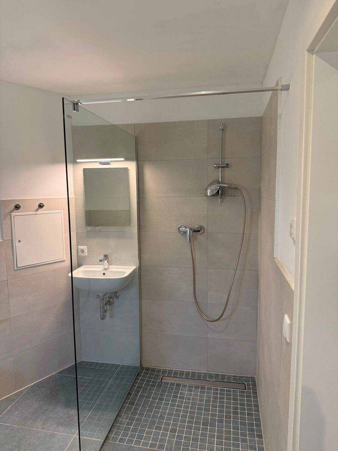 neu renovierte 3 RW mit Einbauküche im 1.OG im HH – Leipzig – Vorschaubild 2
