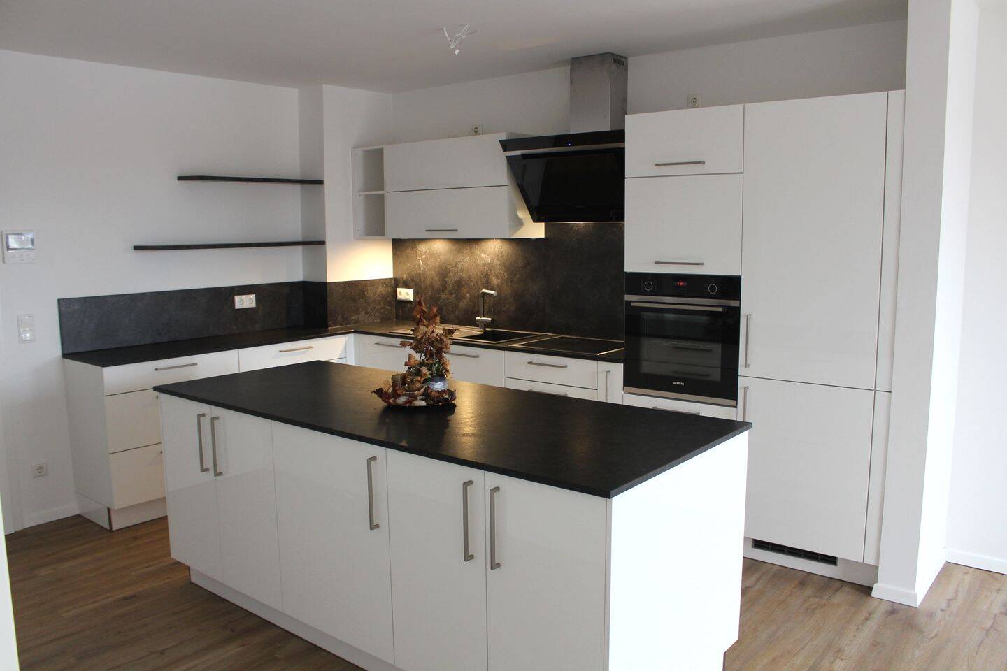 Modernes, großzügiges Penthouse mit toller Einbauküche in Hengersberg zu vermieten.