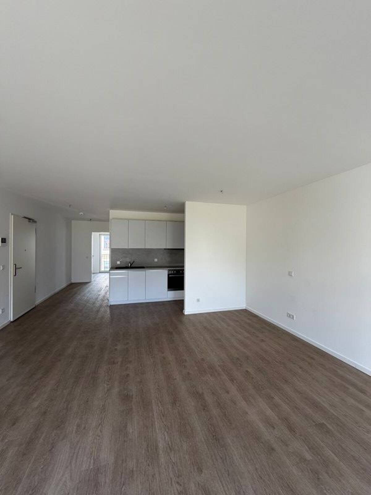 Lichtdurchflutete 3-Raum-Wohnung mit Einbauküche und Terrasse – 1067 Dresden – Bild 1 von 7