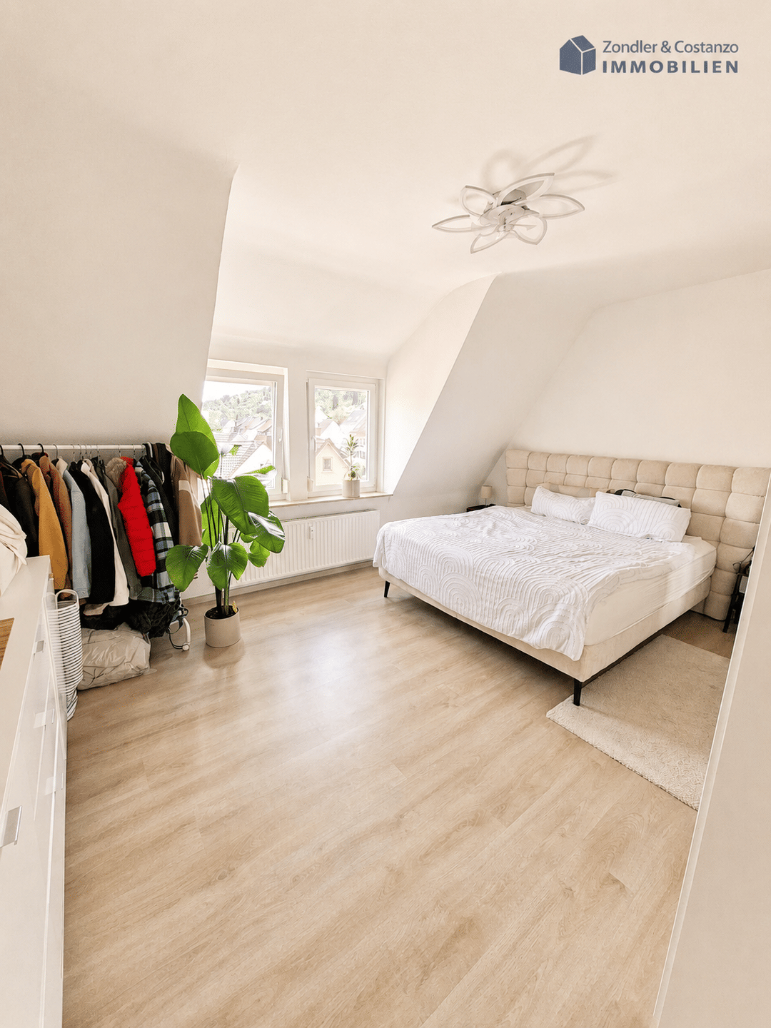 * Großzügige, helle und gepflegte 4-Zi.-Wohnung im DG * TL-Bad * EBK * toller Balkon! * – Stuttgart – Vorschaubild 4