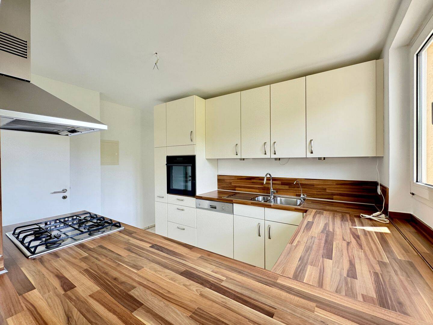 GROßZÜGIGE, HELLE 4-ZIMMER-WOHNUNG IM MODERNISIERTEN WOHNAUS IN FAMILIENFREUNDLICHER WOHNLAGE – München – Vorschaubild 9
