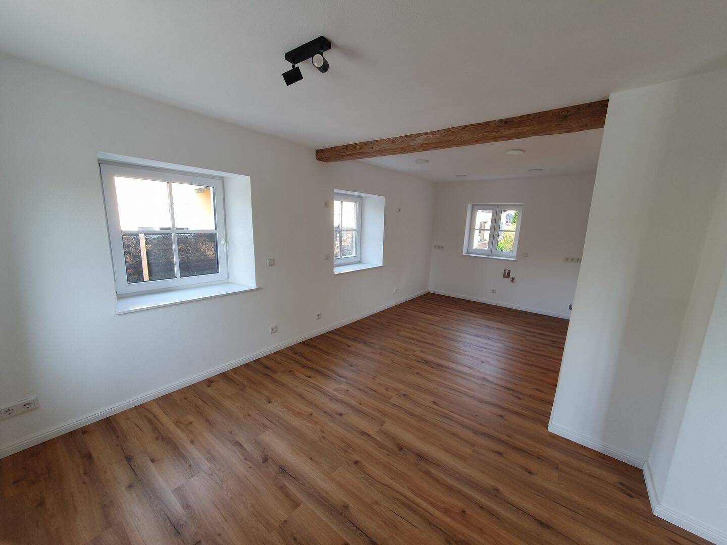 Liebevoll saniertes Einfamilienhaus mit Balkon und kleinem Garten im Zentrum von Feuchtwangen – Feuchtwangen – Vorschaubild 2
