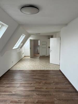 Attraktive 2-Zimmer-Dachgeschosswohnung in Ludwigshafen am Rhein – 67061 Ludwigshafen am Rhein – Vorschaubild 3