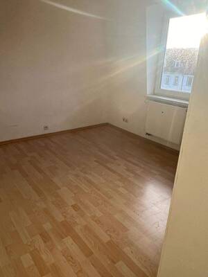 BESICHTIGUNGSTERMIN BITTE KURZ TELEFONISCH ERFRAGEN- 3,5 Zimmer im DG mit Einbauküche – 99086 Erfurt – Vorschaubild 4
