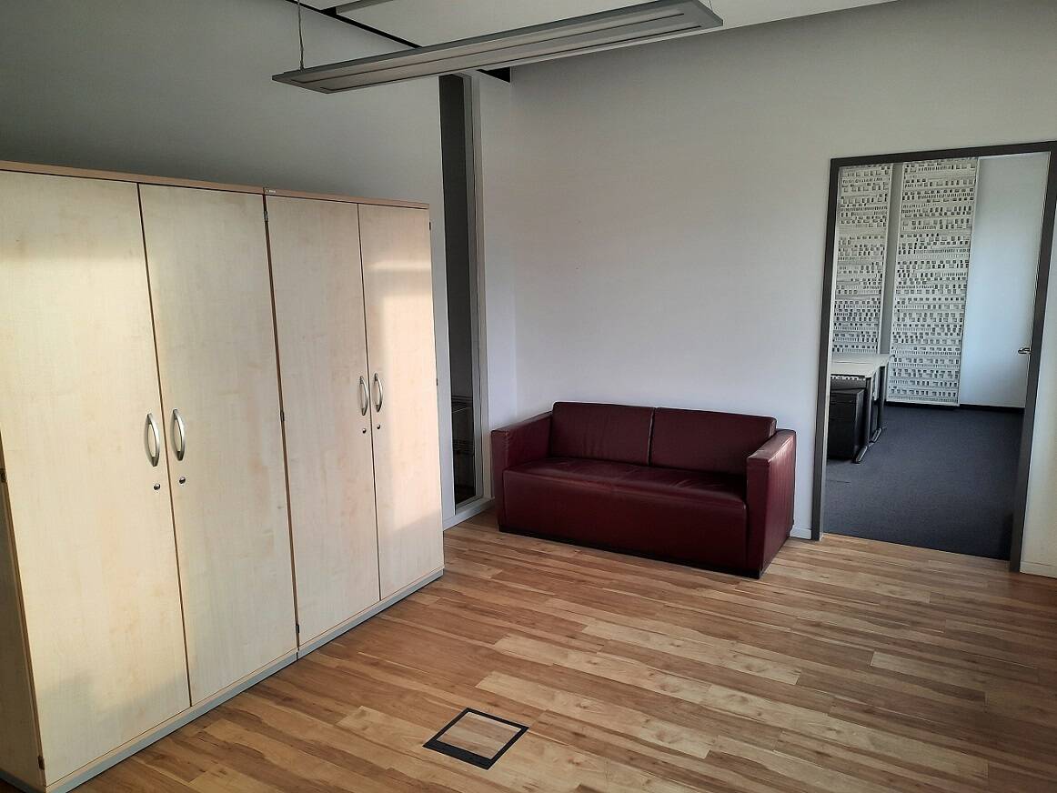 Büro mit Vorzimmer zu vermieten