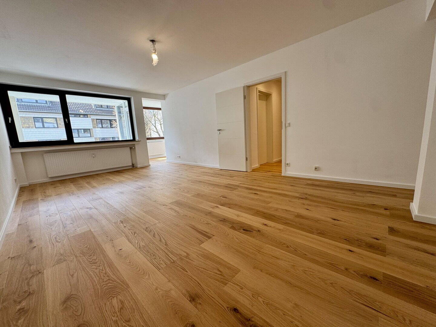 Erstbezug nach umfassender Sanierung: Stilvolle 3-Zimmer-Wohnung mit zwei Balkonen in Köln-Nippes – Köln – Bild 1 von 9
