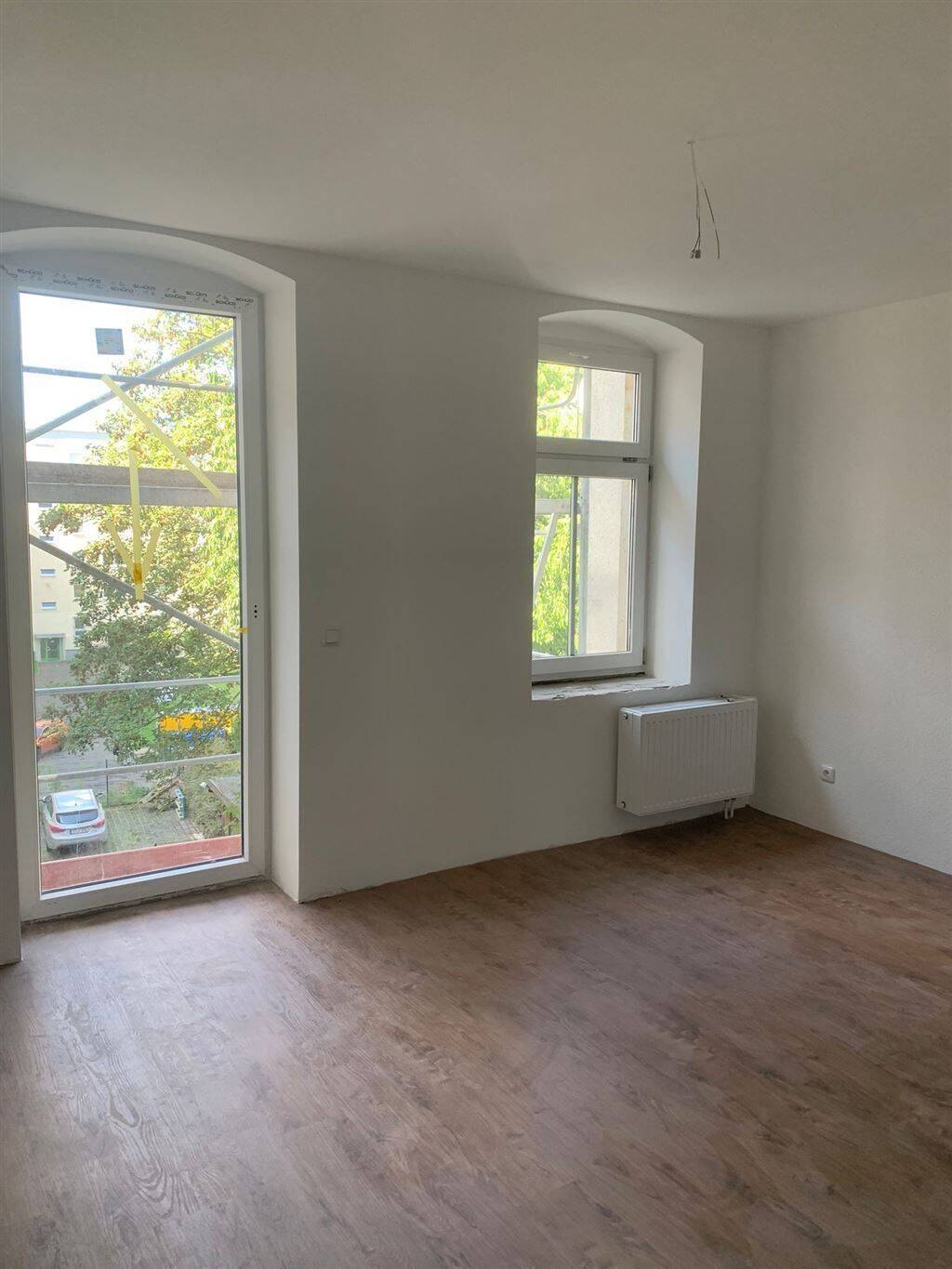 Zweitbezug nach San.! Große3-Zi. mit Einbauküche, Laminat, Lift, Balkon und Wanne!