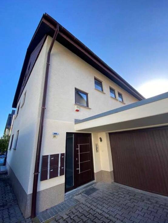 Renovierte 2-Zimmer-Souterrainwohnung mit kleinem Gartenanteil in ruhiger Lage