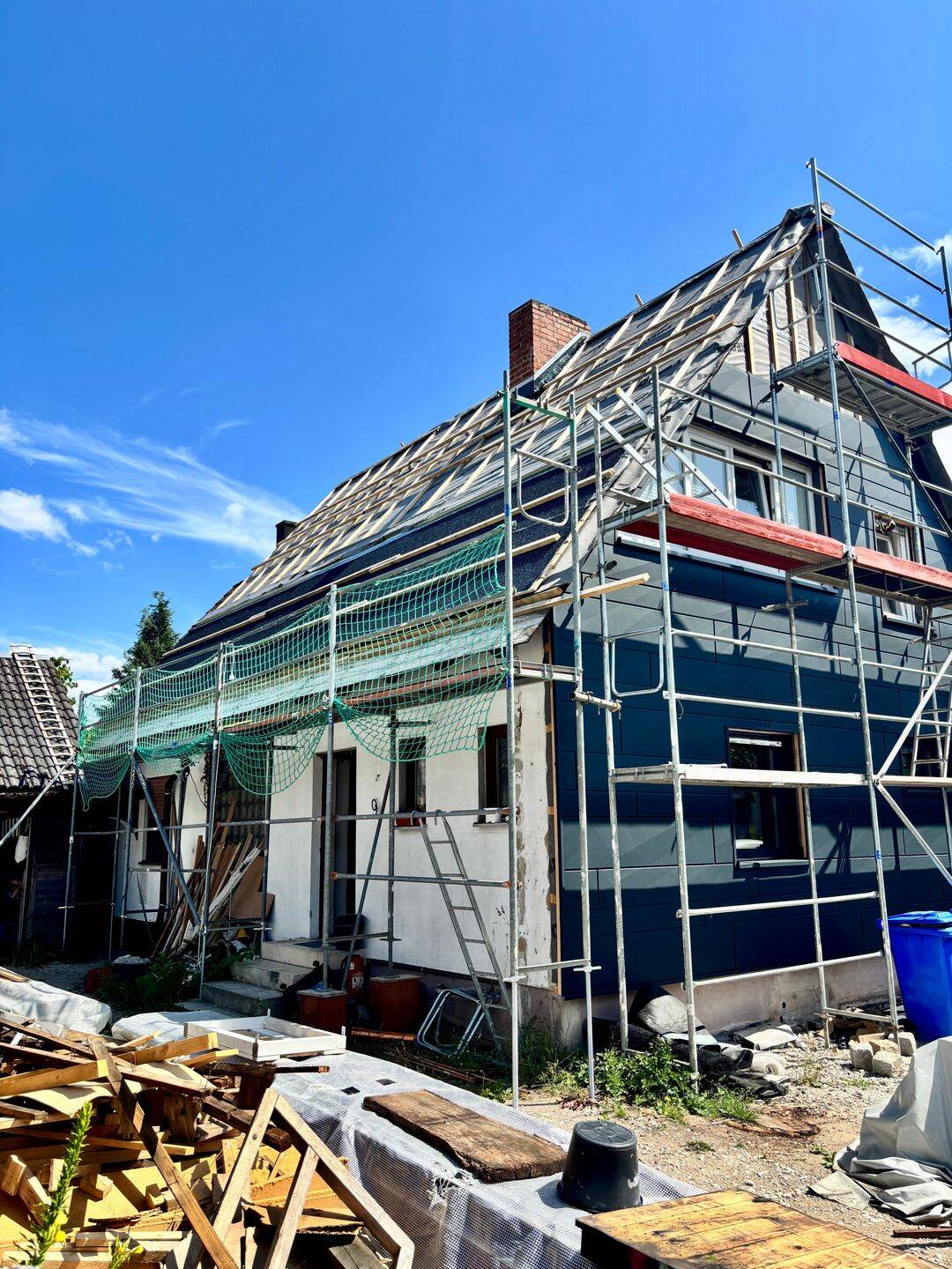 2-Familienhaus/DHH mit einer kleinen und einer großen Einheit mit Sanierungsbedarf! Beliebte Wohnlage mit großem Grundstück, Gartenhaus, Baumhaus