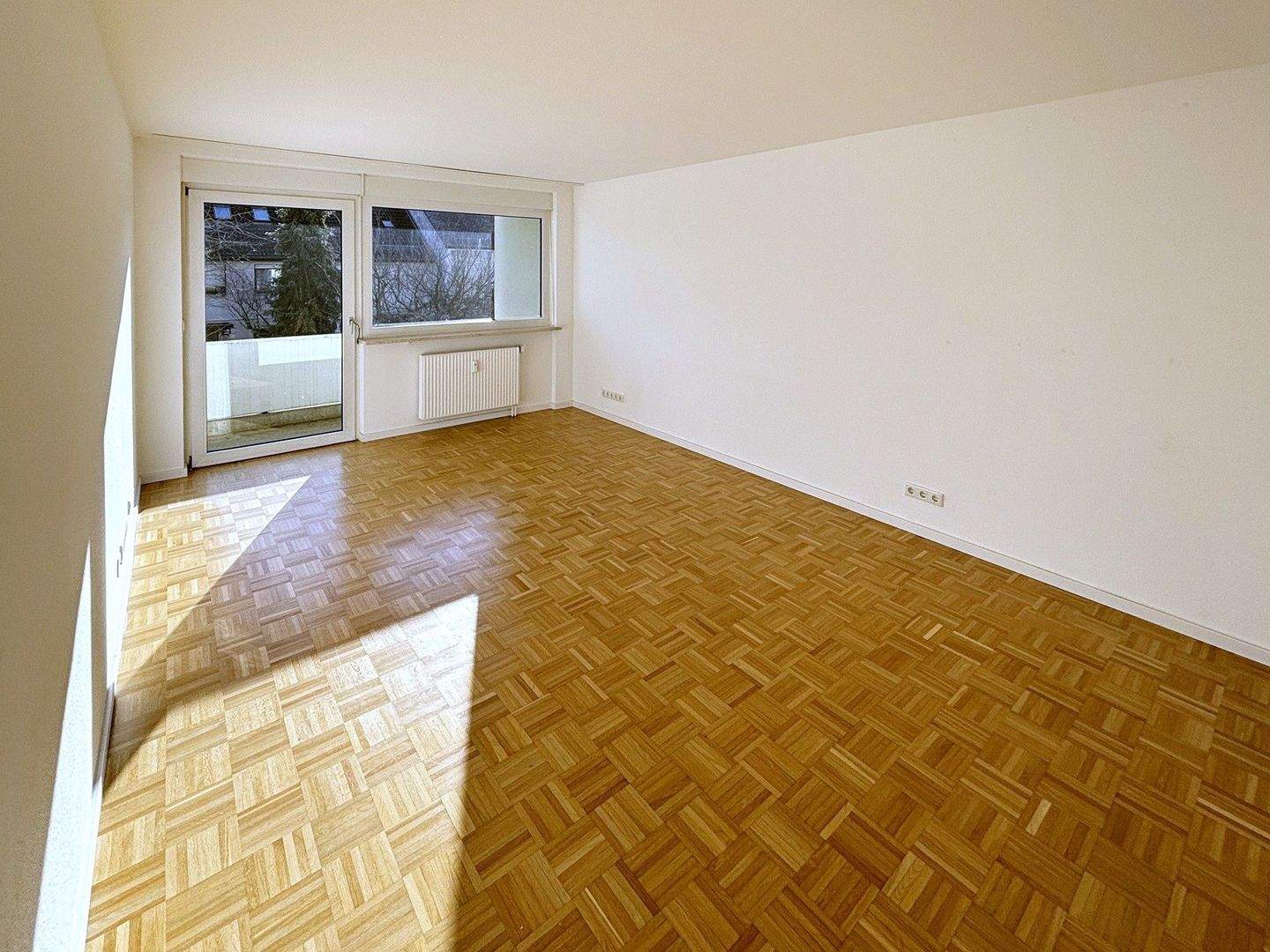 NAHE MÖGELDORFER PLÄRRER UND TIERGARTEN: 2-ZIMMER-ETW MIT SÜDLOGGIA, EBK UND 2 AUSSEN-STELLPLÄTZEN – Nürnberg – Vorschaubild 3