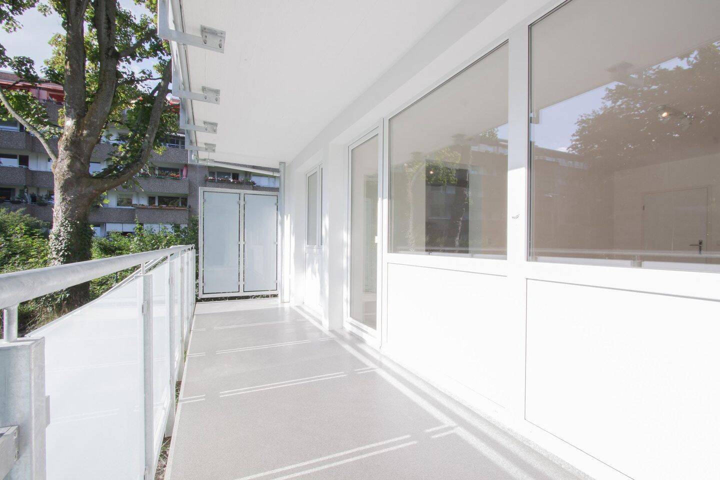 3 Zimmer Wohnung mit Balkon, EBK und 240 qm Garten