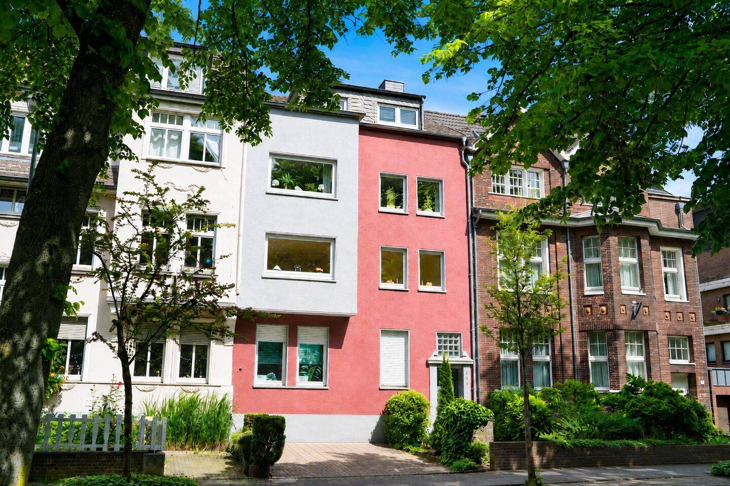 Großzügige 3-Zimmer-Wohnung mit zwei Balkonen und wunderbarem Grünblick in traumhafter Wohnlage! – Krefeld – Vorschaubild 2