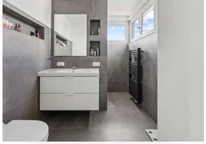 Attraktive 148qm2 Wohnung im 2.OG - hell, großzügige Zimmer. Zentral gelegen nahe Siemens Campus. Barrierefreier Direktzugang mit dem Aufzug – 91058 Erlangen – Vorschaubild 5