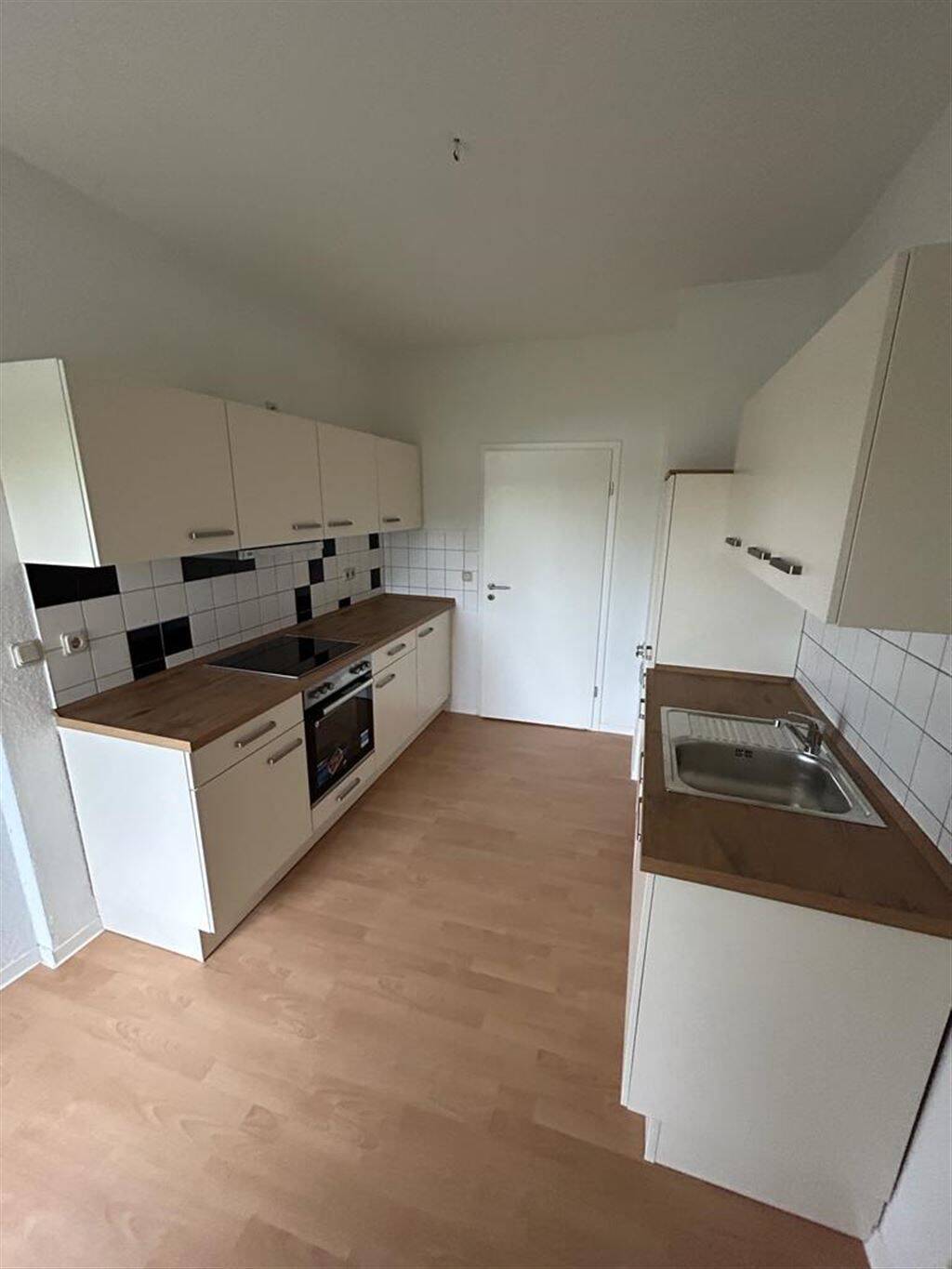 Großzügige 3-Zimmer mit Einbauküche, Balkon, Wannenbad und Laminat in zentraler Lage! SP mgl. – Chemnitz – Vorschaubild 2
