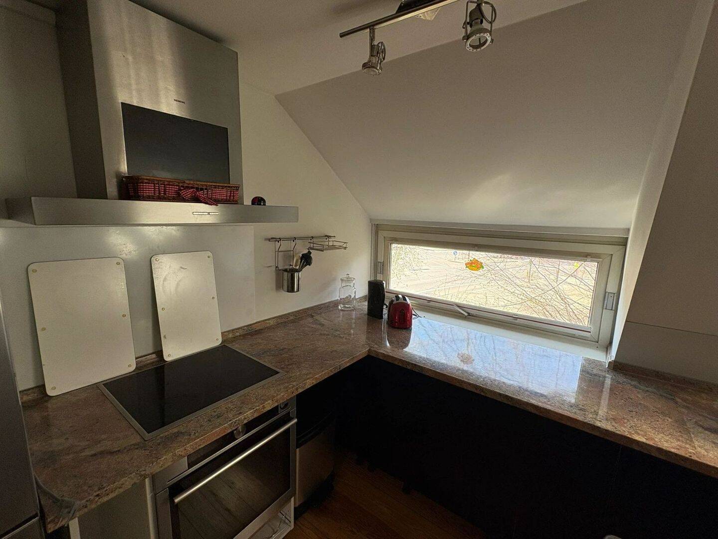 Charmante 2-Zimmer-Wohnung mit Holzdielen, Einbauküche und separatem Eingang in Hamburg-Sasel – Hamburg – Vorschaubild 3