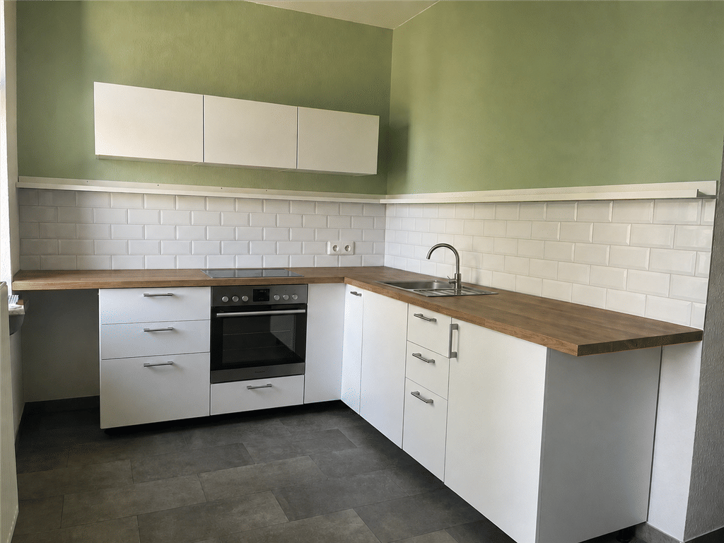 Großzügige 2-Zimmerwohnung mit Vinylbelag, Balkon, Wanne und Dusche! Vormieter verkauft EBK