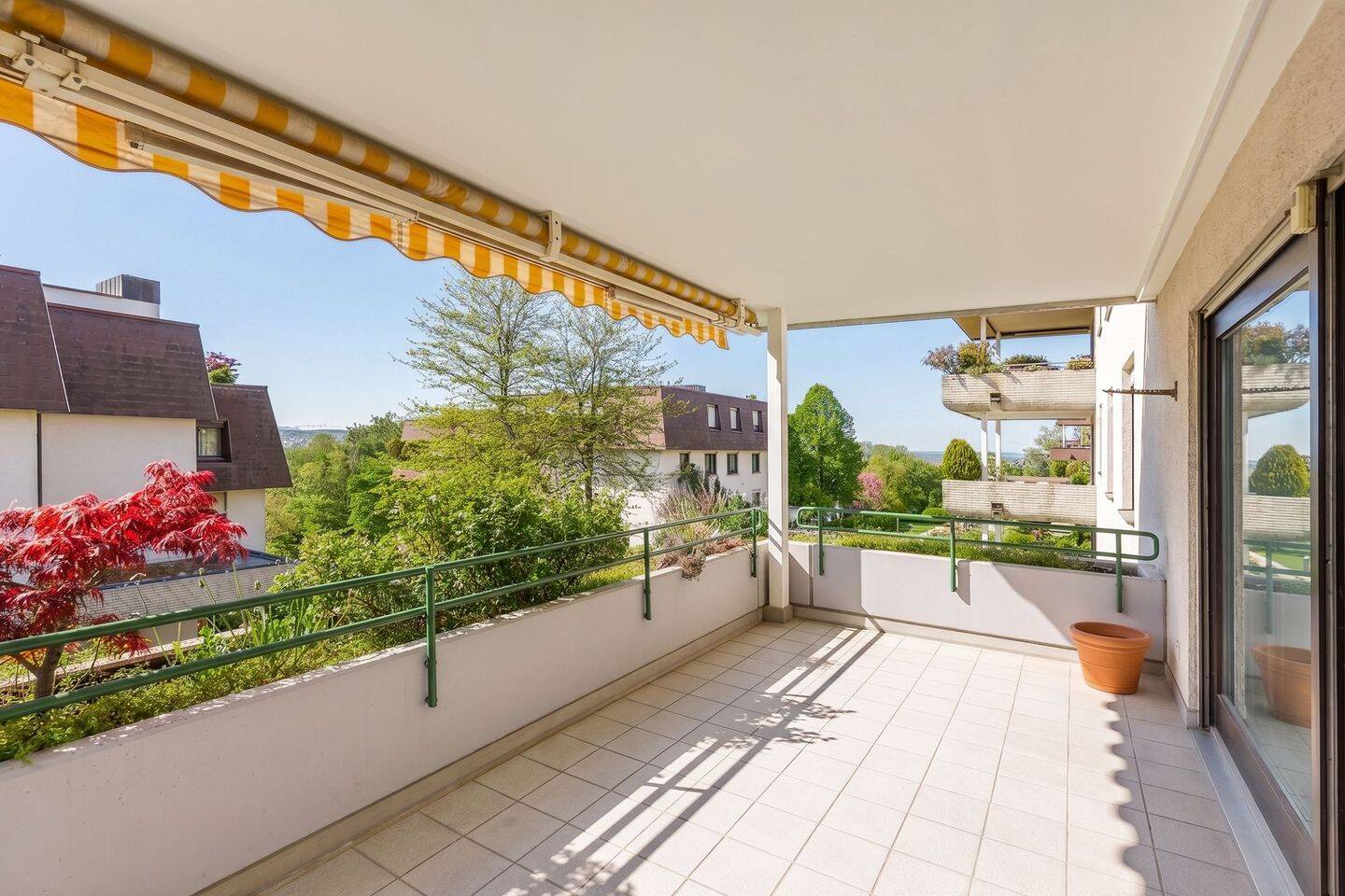 Großzügige 3,5-Zimmer-Wohnung mit Südwest-Balkon und zwei Tiefgaragenstellplätzen in ruhiger Lage – Leonberg – Vorschaubild 2