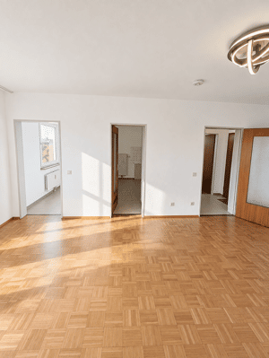Bezugsfertige, energetisch modernisierte 2-Zimmer-Wohnung mit idealem Schnitt, Aufzug & TG – 50825 Köln – Vorschaubild 1