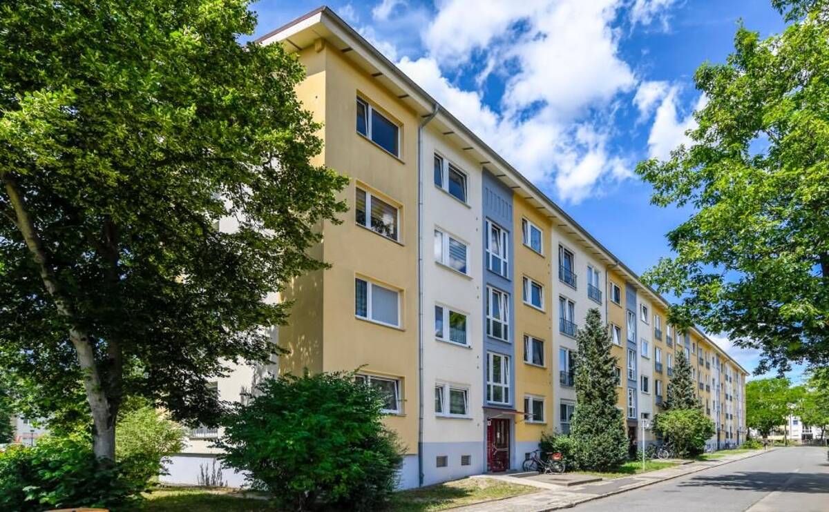 4-Raum-Erdgeschosswohnung mit Tageslichtbad, Dusche und Balkon – 2977 Hoyerswerda – Bild 1 von 7