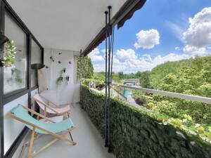 Helle sowie großzügige 3-Zimmer-Wohnung mit sonnigem Balkon und Weitblick in guter Lage