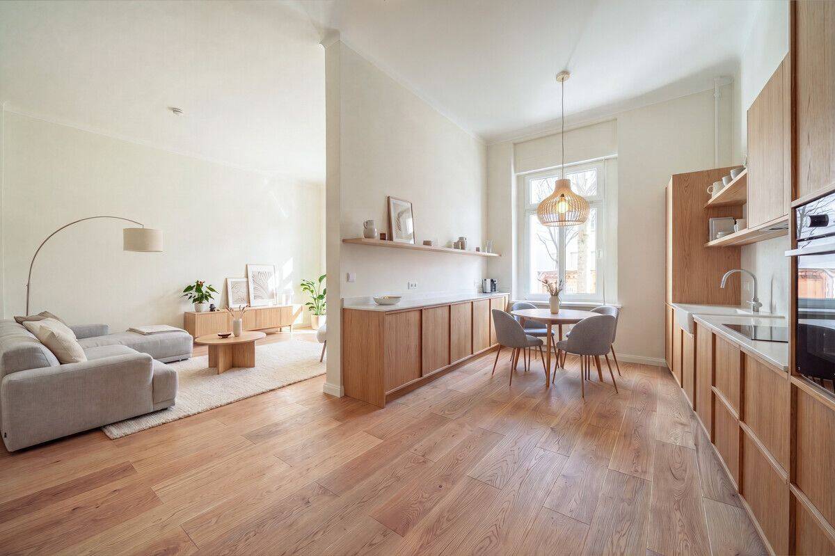 Erstbezug nach Sanierung: Lichterfülltes Wohnnest mit Tageslicht-Badezimmer, Dielen, hohen Decken