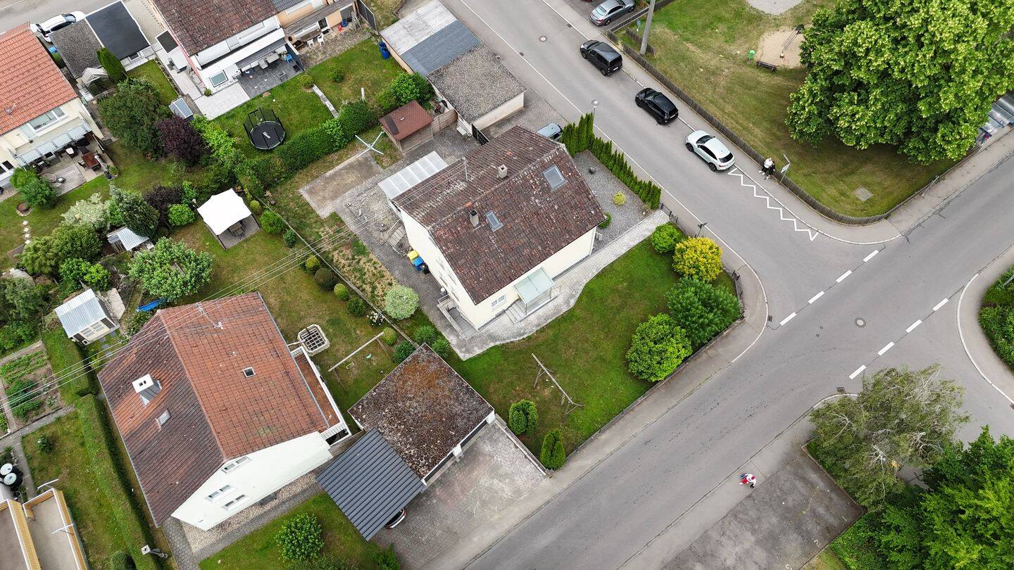 Großzügiges Wohnhaus mit zwei Wohneinheiten, ausgebautem Dachgeschoss und Doppelgarage – Sigmaringen – Vorschaubild 3
